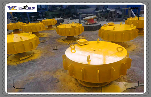 江西RCDC-8電磁除鐵器原理生產(chǎn)廠家_選型_河北江西RCDC-8電磁除鐵器原理生產(chǎn)廠家工作原理_價格，RCDC系列風(fēng)冷自卸式電磁除鐵器，是在RCDA系列風(fēng)冷懸掛式電磁除鐵器的基礎(chǔ)上增加了驅(qū)動電機、滾筒、帶刮板的卸鐵膠帶等組成的卸鐵機構(gòu)。在工作過程中卸鐵機構(gòu)自動將卸鐵皮帶上吸附的鐵磁性物質(zhì)拋到除鐵器以外的集鐵箱內(nèi)，無需停電人工清理，實現(xiàn)了除鐵自動化。  一、江西RCDC-8電磁除鐵器原理生產(chǎn)廠家_選型_河北江西RCDC-8電磁除鐵器原理生產(chǎn)廠家工作原理_價格  1、在鋼鐵廠、水泥廠、多用于礦渣除鐵和保護(hù)輥壓機、立磨、破碎機等重要設(shè)備。  2、計算機模擬設(shè)計。  3、結(jié)構(gòu)簡單，易維護(hù)。  4、磁場強、功率大、磁透深度大。  5、采用軸流風(fēng)機散熱線效果良好，電磁線圈溫升低。  6、用于輸送膠帶上任何物料的除鐵，對各種型號的破碎機、磨機等設(shè)備起著可靠的保護(hù)作用。